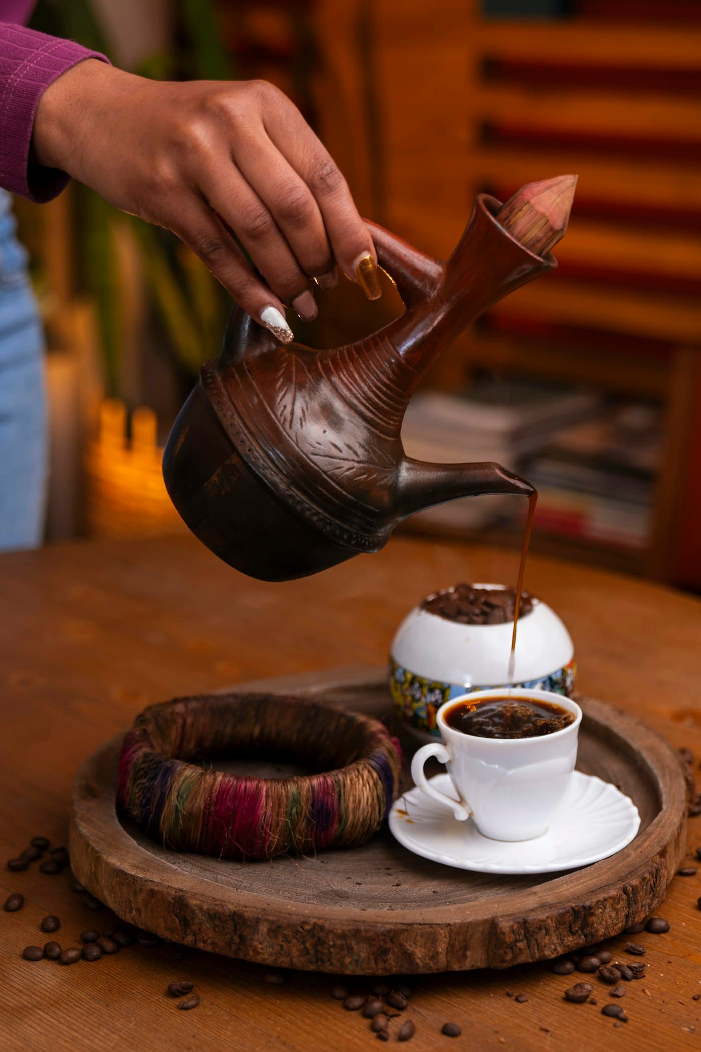 Kaffee wird aus der Jebena gegossen