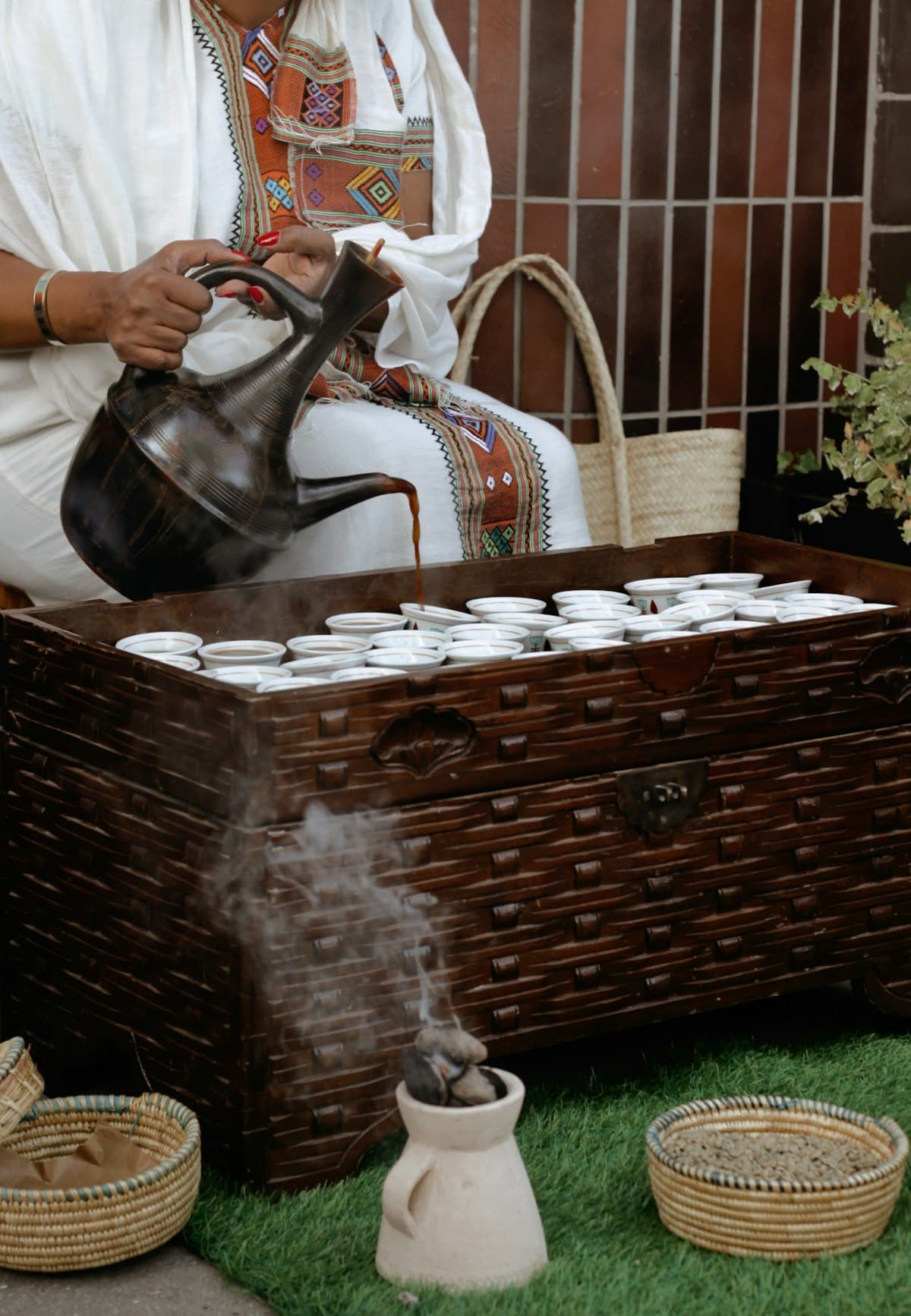 Jebena und Tassen für die Kaffeezeremonie